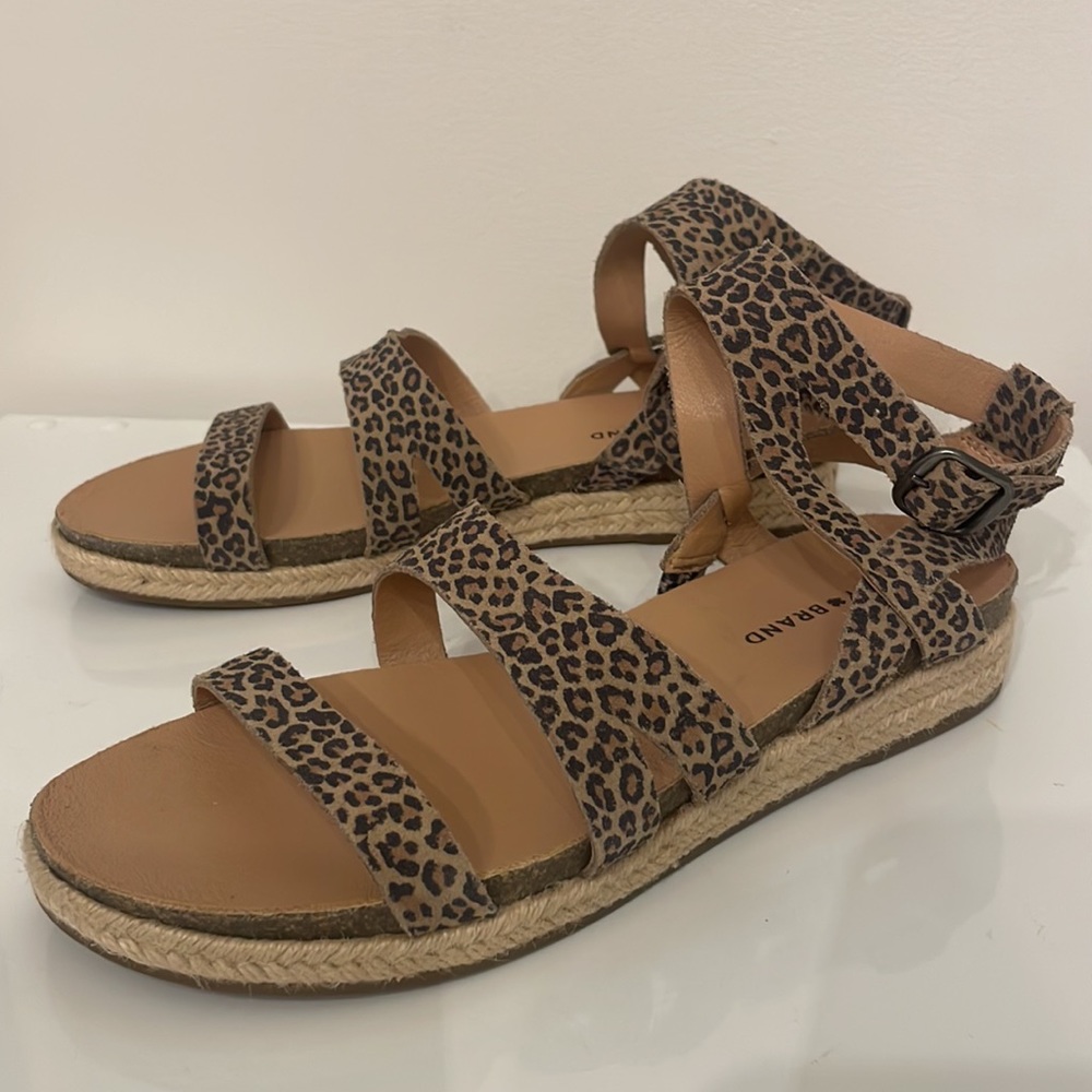 Lucky Brand Womens Glaina Beige Leopard Print Flat Sandals Shoes size 9